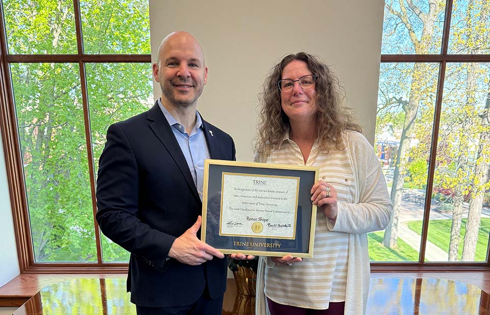 Dr. Kline presents award to Renee Shipe
